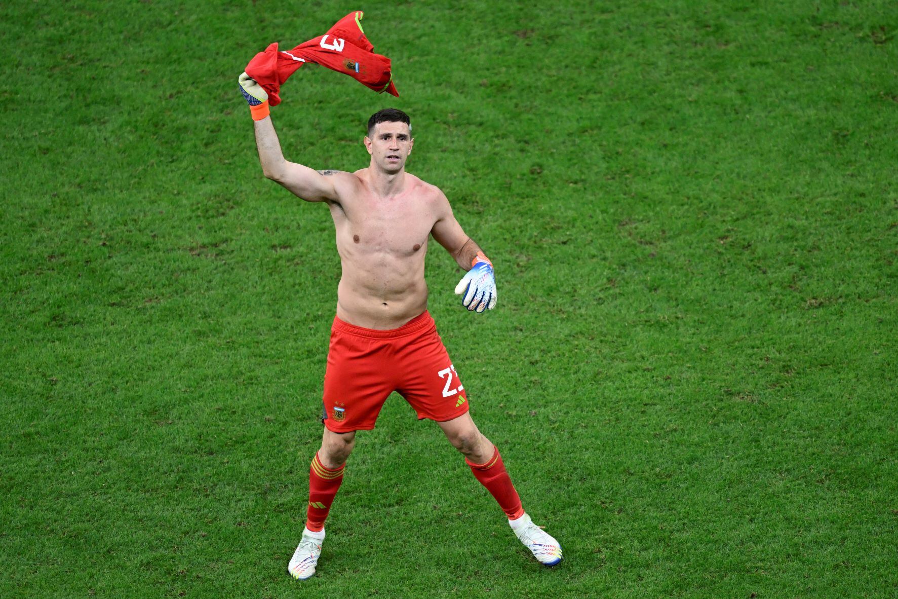 Dibu Martínez fue el elegido para dar la conferencia de prensa junto a Scaloni.