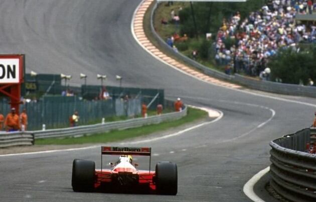 Ayrton Senna antes de tomar la curva Eau Rouge, en Bélgica.
