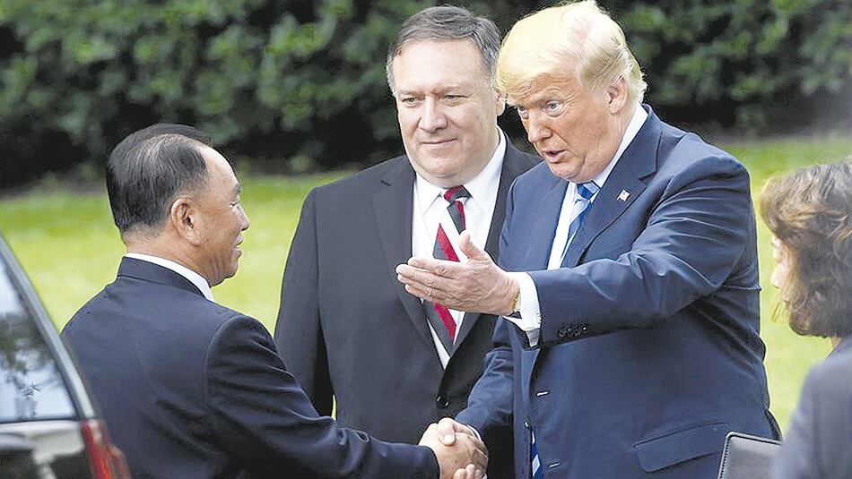 Trump le da la bienvenida al general Kim Yong Chol, quien llegó en helicóptero a los jardines de la Casa Blanca.