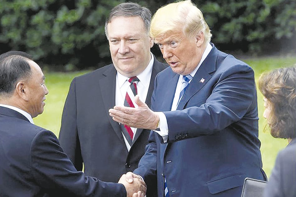 Trump le da la bienvenida al general Kim Yong Chol, quien llegó en helicóptero a los jardines de la Casa Blanca.