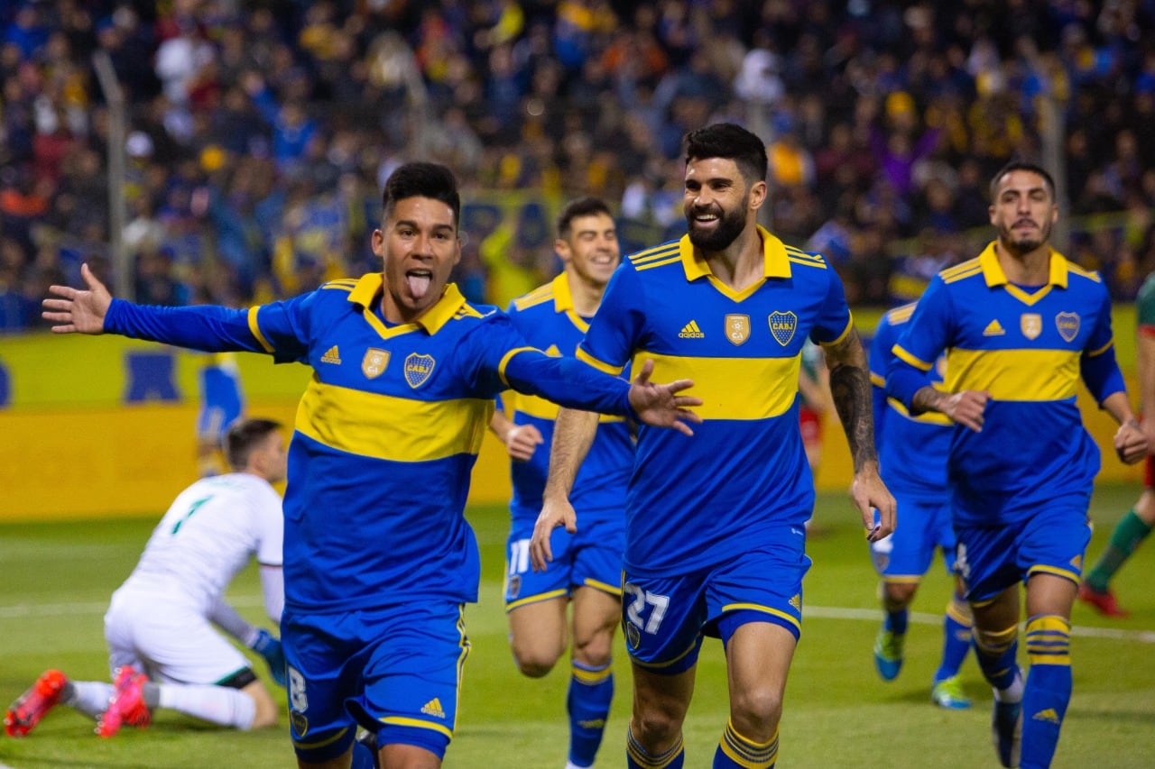 Fernández festeja su gol, seguido por Orsini