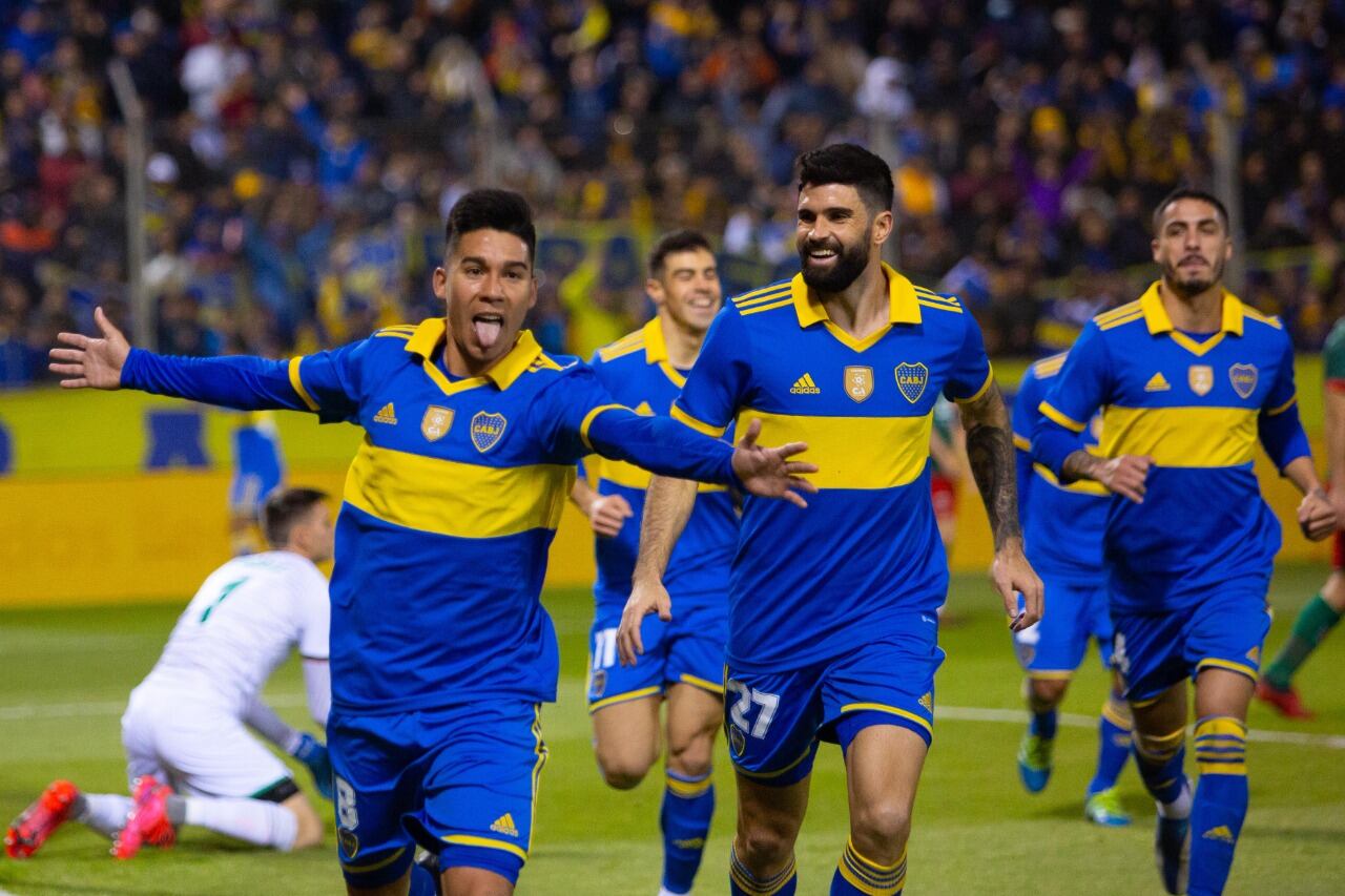 Fernández festeja su gol, seguido por Orsini