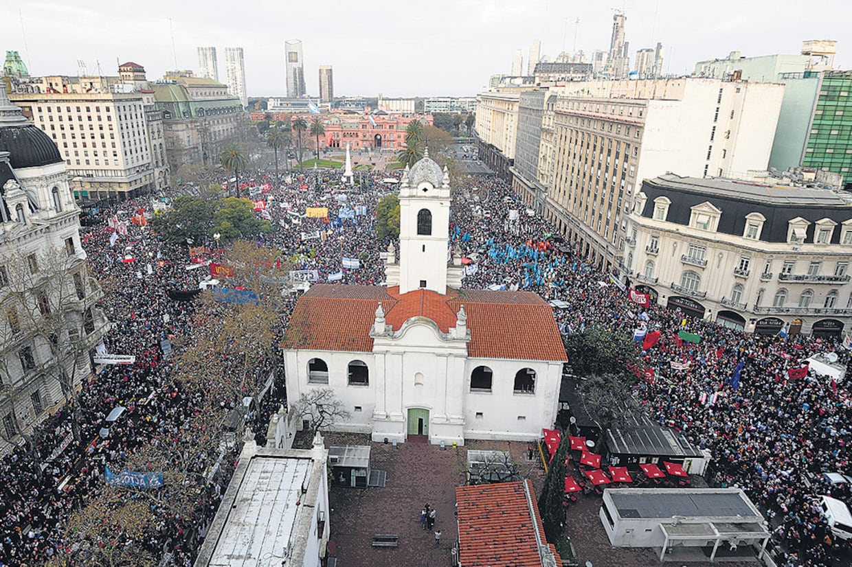 Toda la Plaza pidió por Santiago Maldonado. Los organizadores calcularon que participaron 250 mil personas.