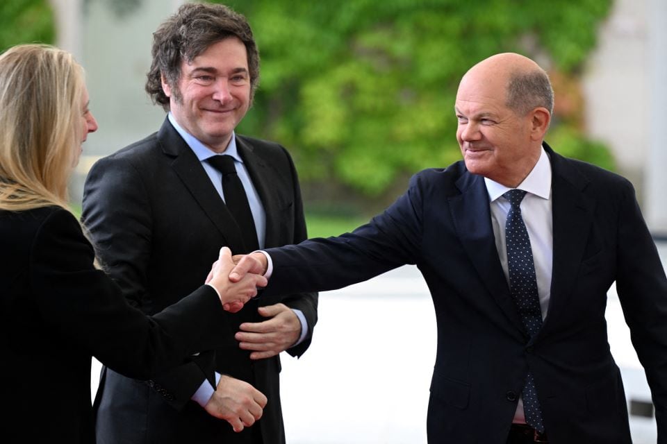 Scholz con Javier Mieli y su hermana Karina, este domingo en Berlín.