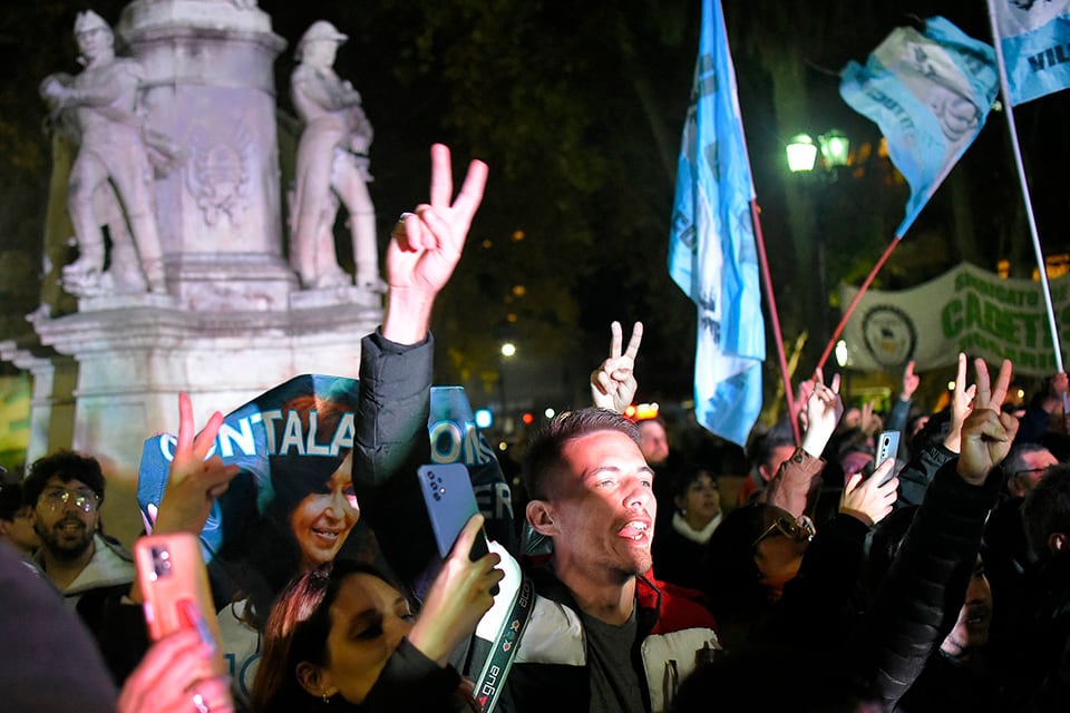 La plaza 25 de Mayo se llenó en Rosario el martes a la noche.