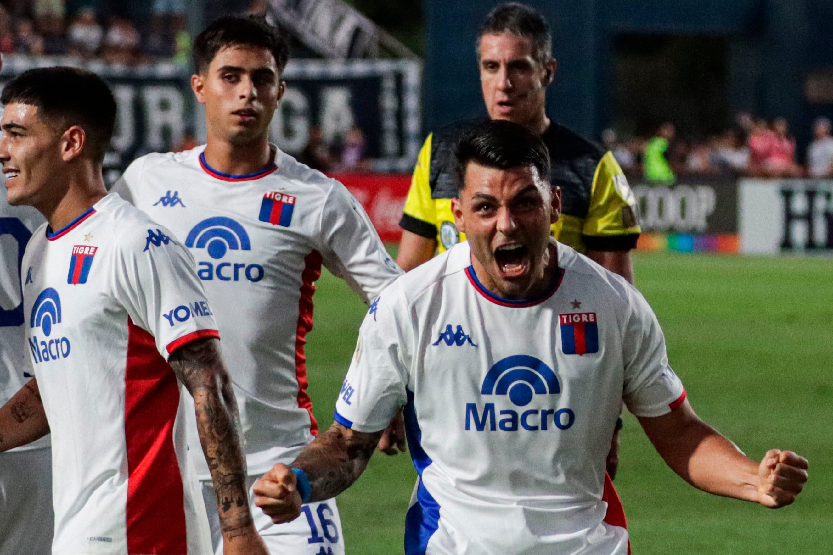 Romero, la figura de la cancha, celebra el primero de sus goles