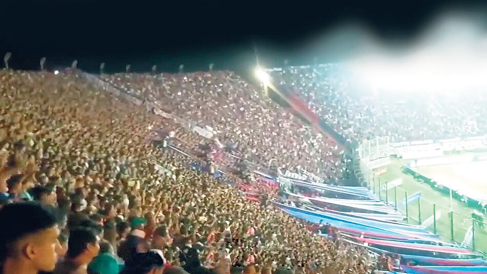 La hinchada de San Lorenzo, autora del hit futbolero que golpea la imagen del Presidente.