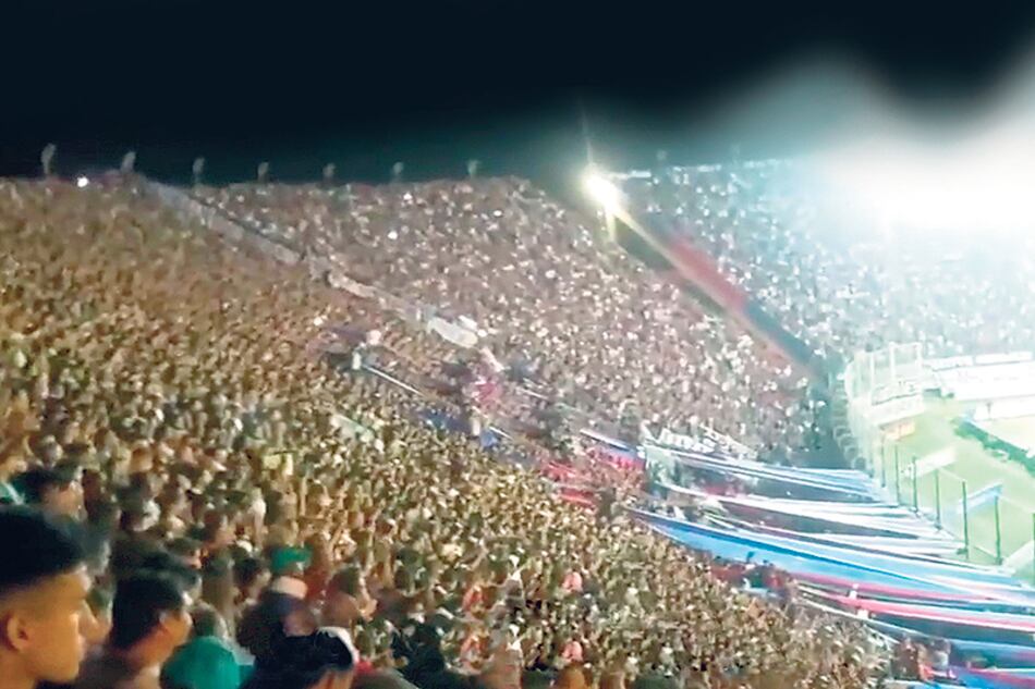 La hinchada de San Lorenzo, autora del hit futbolero que golpea la imagen del Presidente.