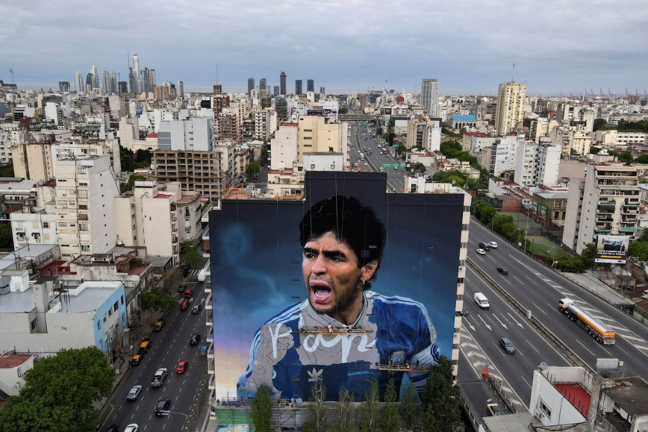 El espectacular mural se puede ver desde la autopista 25 de Mayo