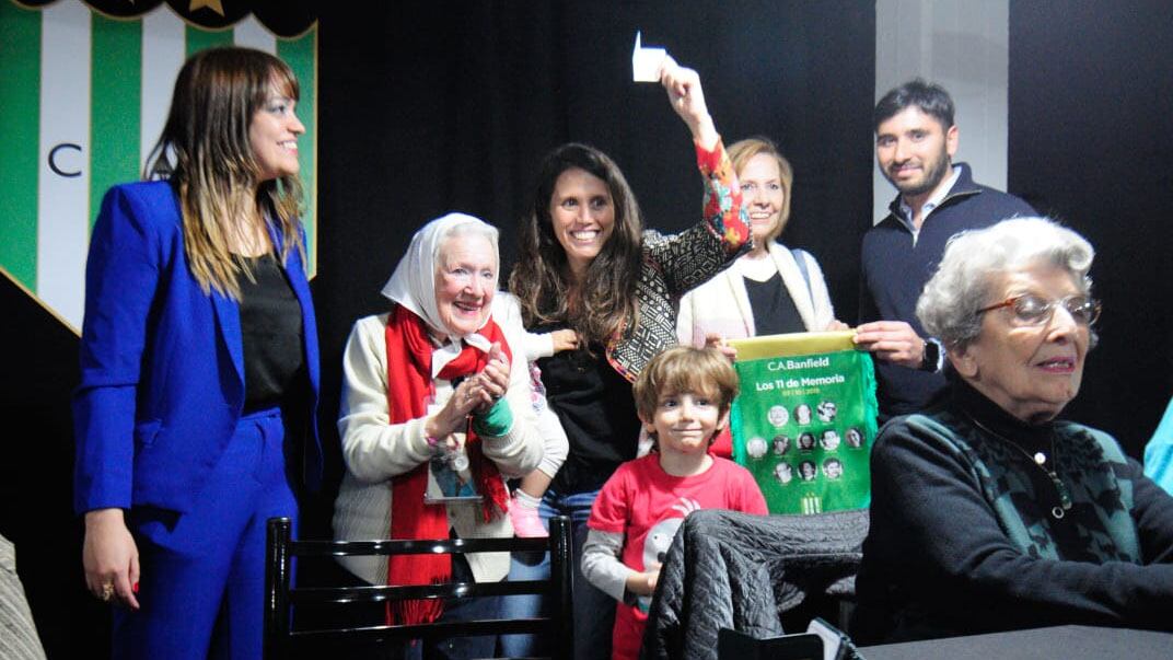 La entrega del primer carnet a cargo de la titular banfileña, Lucía Barbuto, y de Nora Cortiñas.