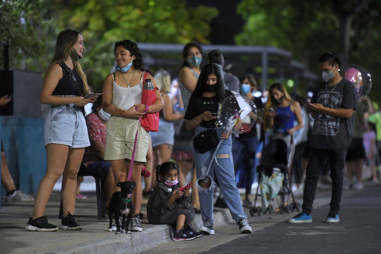 Fila para vacunarse en Avellaneda. 