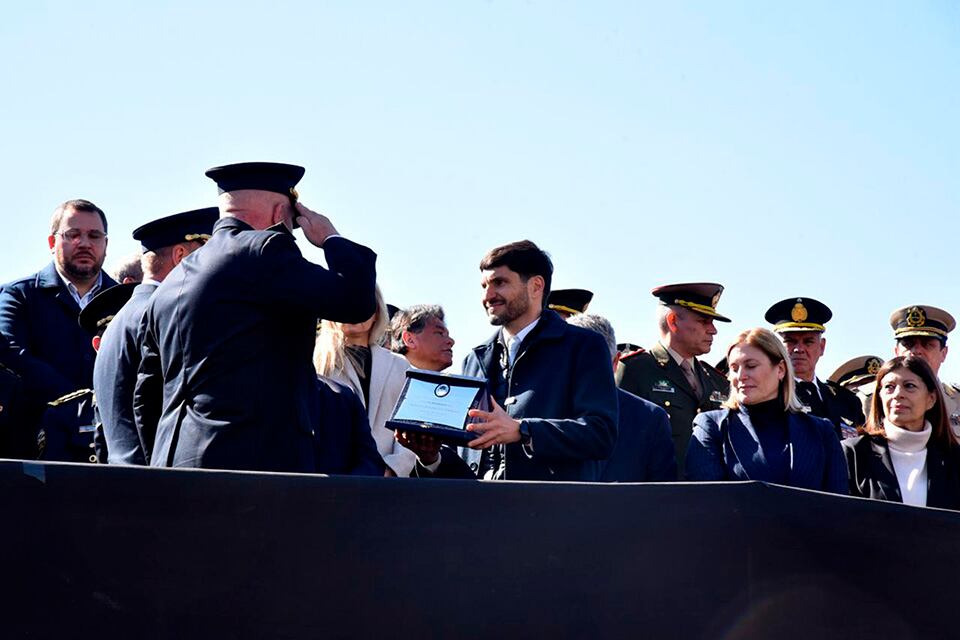El gobernador encabezó el acto junto a las autoridades policiales.