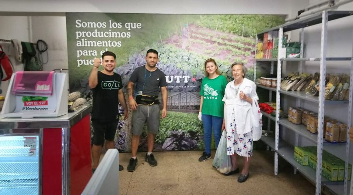 Teresa llegó hasta el almacén de la UTT con un ejemplar de PáginaI12.