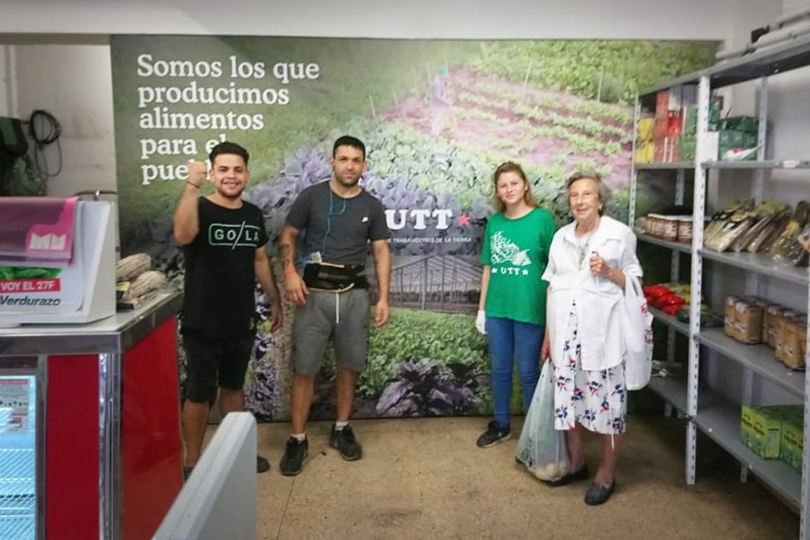 Teresa llegó hasta el almacén de la UTT con un ejemplar de PáginaI12.