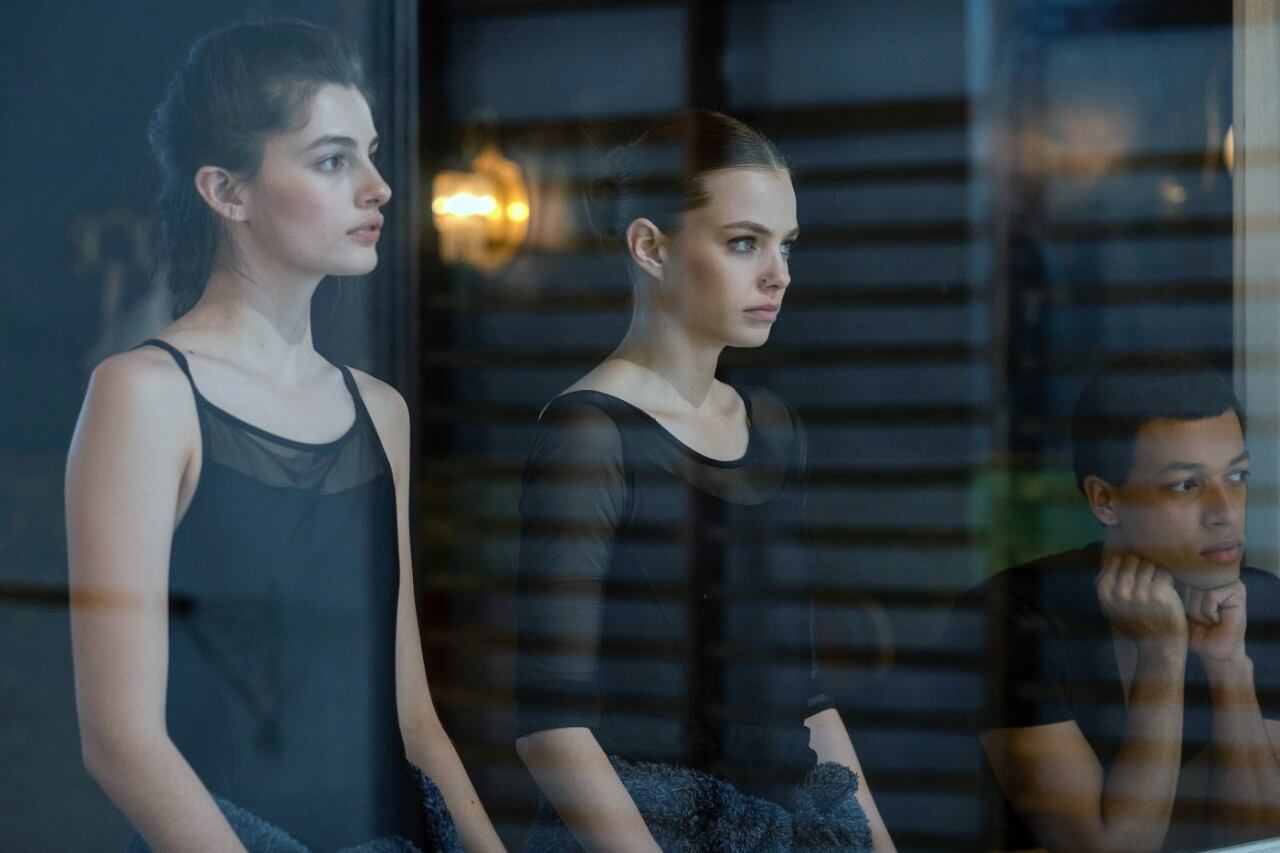 El film recuerda a Suspiria de Dario Argento y El cisne negro, de Darren Aronofsky.