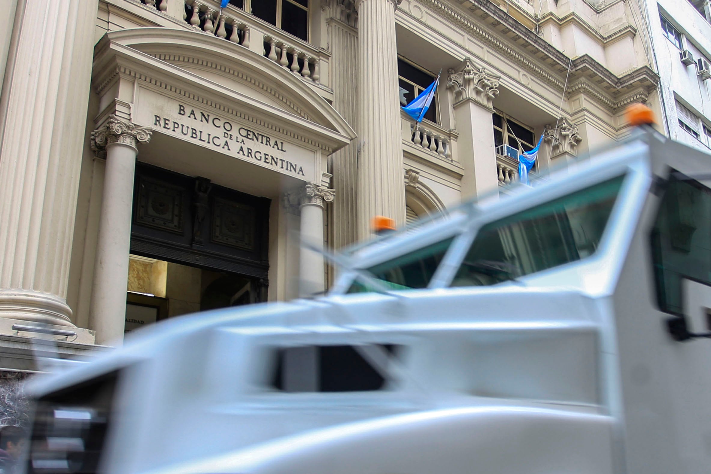 La suba de los bonos en dólares redundan en una mejora del riesgo país.