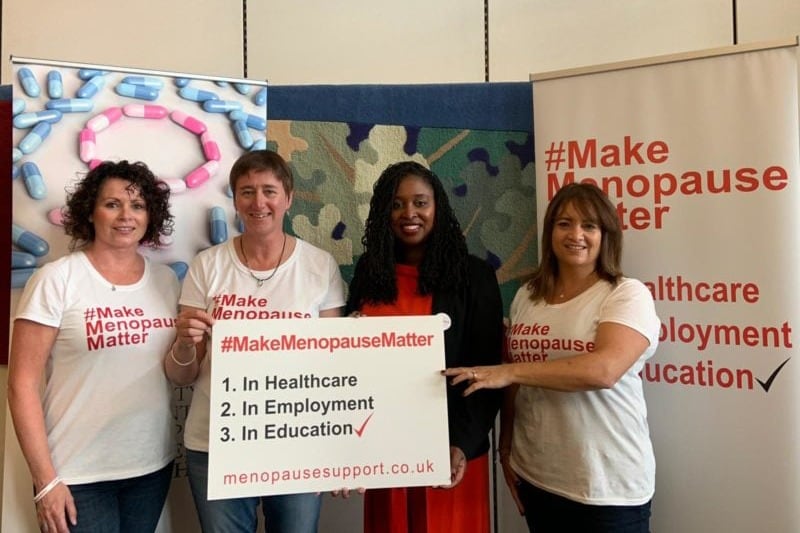 Las impulsoras de la campaña lanzada en Reino Unido junto a la diputada Dawn Butler.