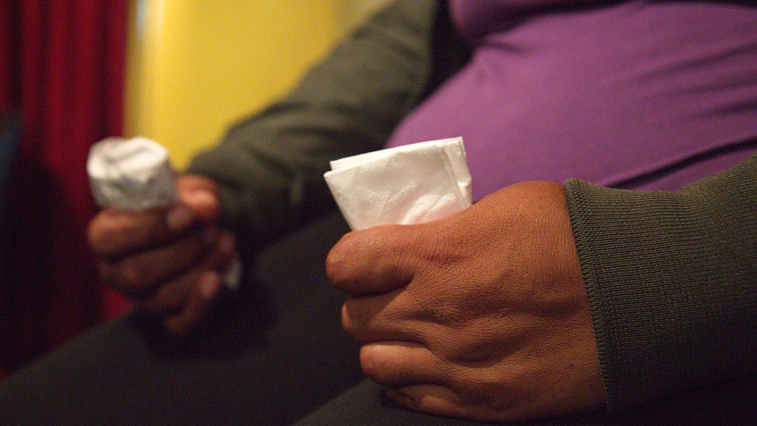 La madre de Lucía, en una foto de La Gaceta que preservar su rostro.