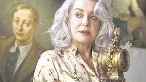Madame Deneuve interpreta a un personaje mayor que ella.