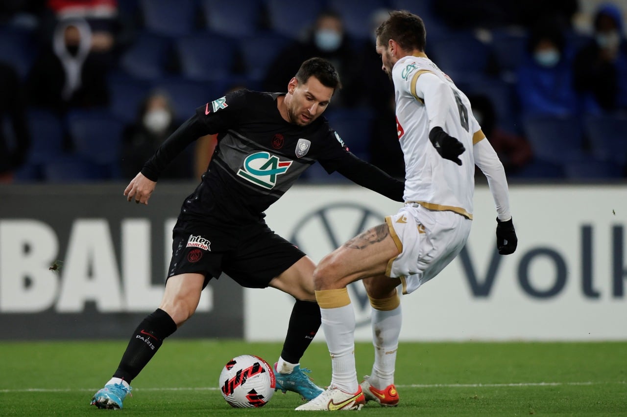 Messi se hamaca ante un rival; el PSG se despidió de la Copa de Francia