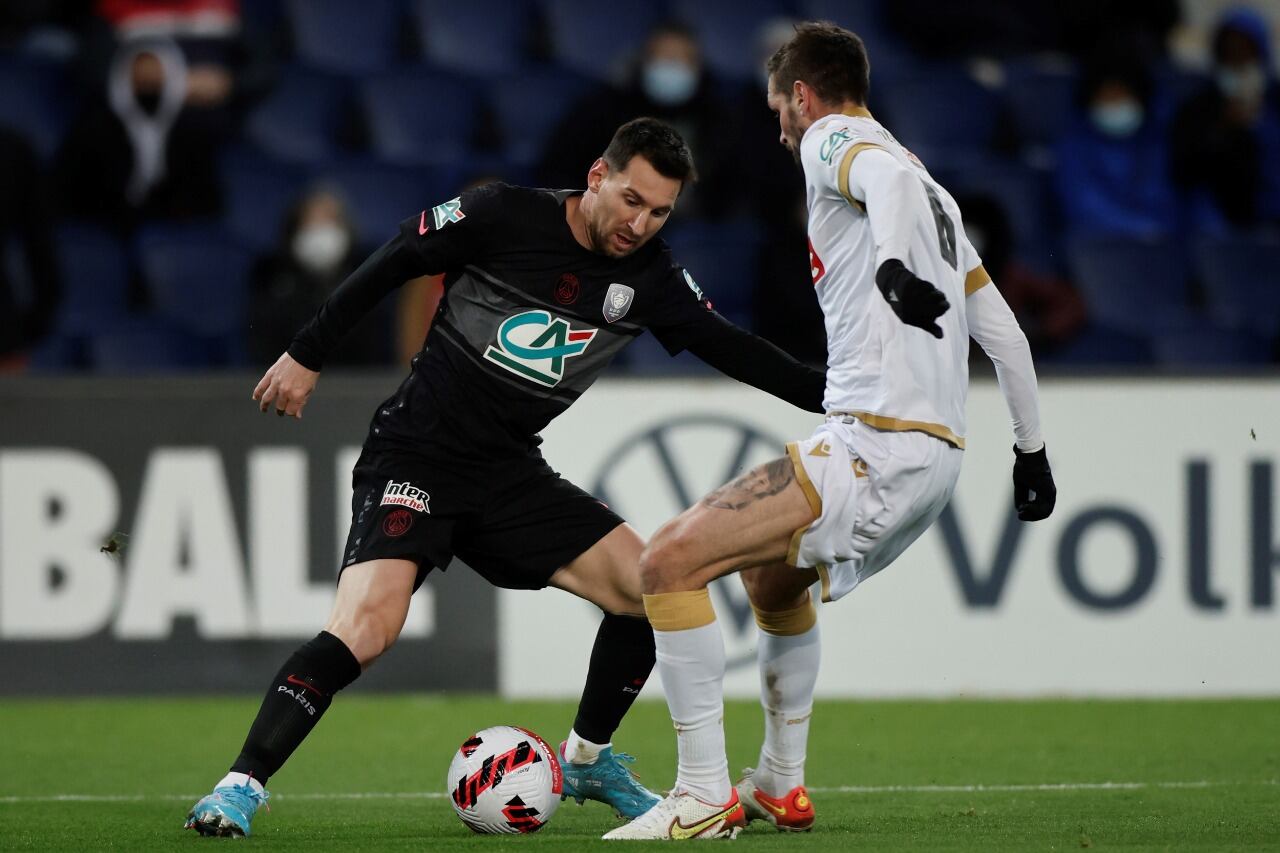 Messi se hamaca ante un rival; el PSG se despidió de la Copa de Francia