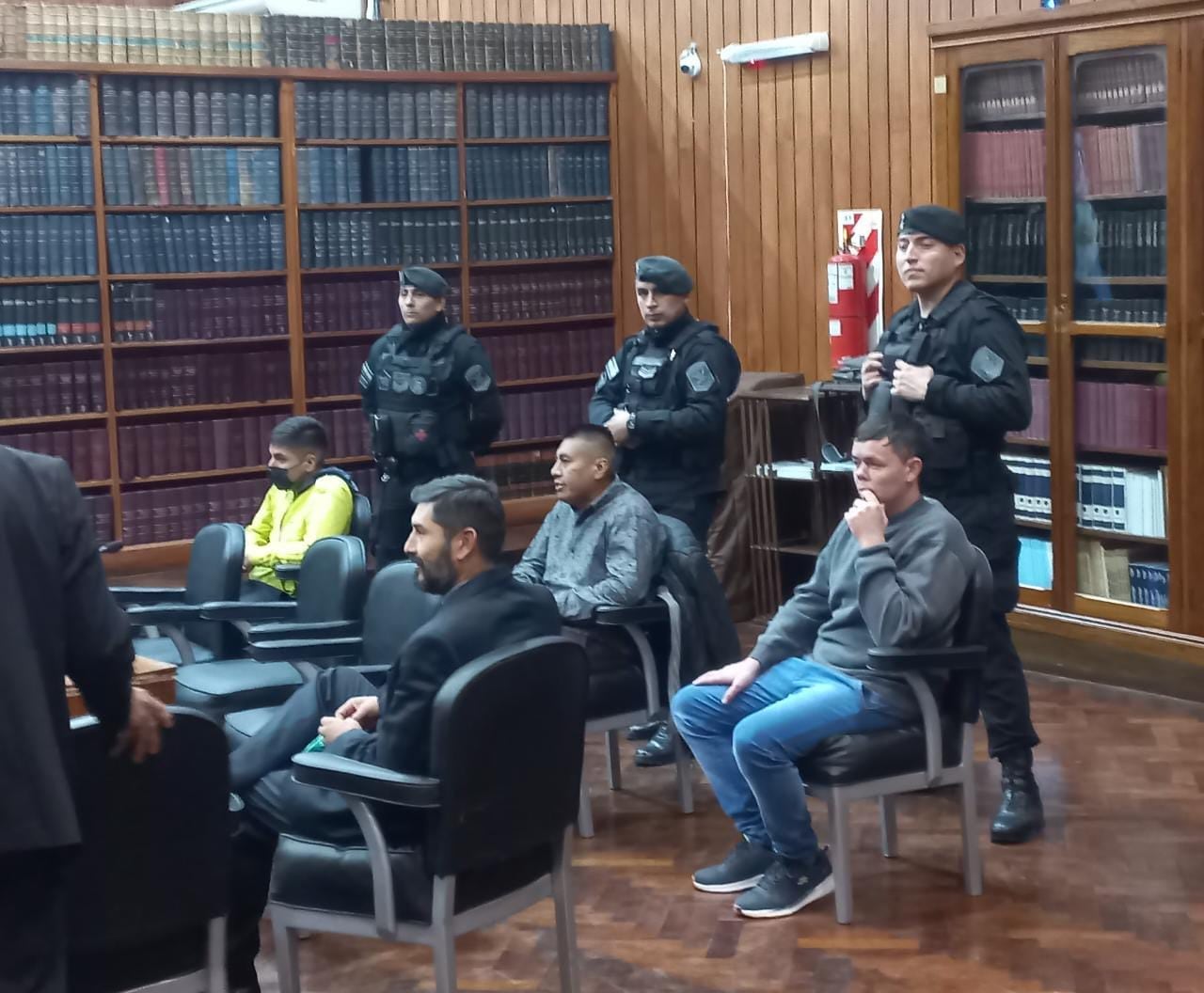 Fernández (de amarillo), Cachizumba (de gris, centro) y Abad. 