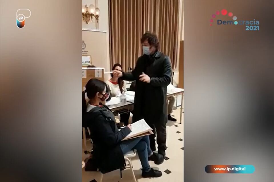 El precandidato a diputado nacional por Libertad Avanza votó en el barrio porteño de Almagro. 