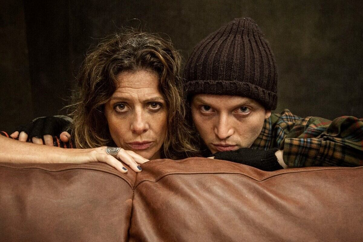 Un pibe (Wicz) y su madre (Valeria Lois) son el eje conflictivo de la adaptación teatral de Precoz, los jueves y viernes en Dumont 4040