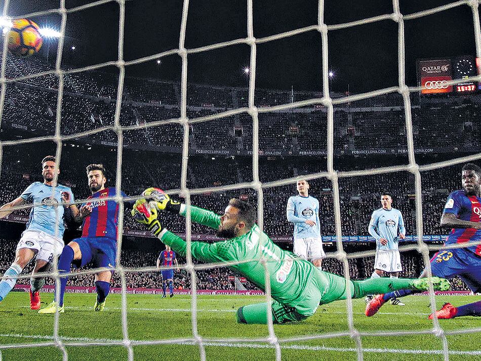 Messi de frente a la red, paladeando el gol de Umtiti, quien recibió la asistencia de Lio.