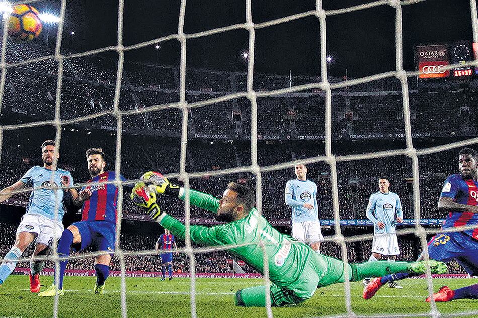 Messi de frente a la red, paladeando el gol de Umtiti, quien recibió la asistencia de Lio.