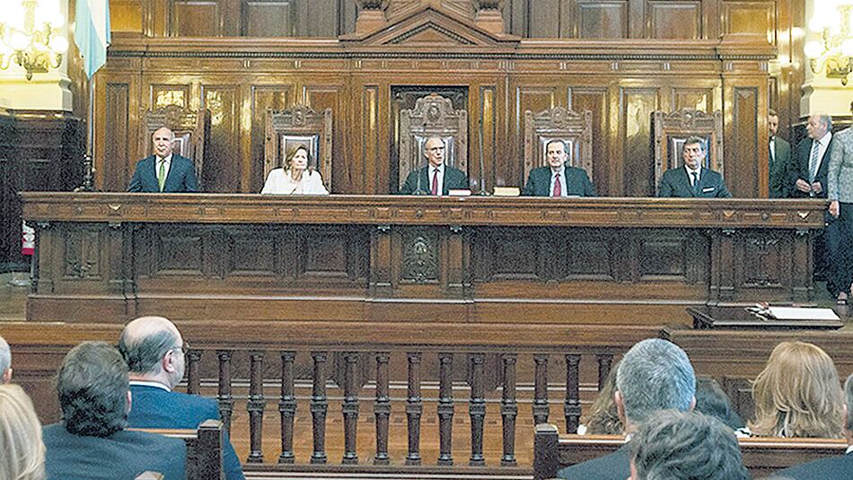 Después de la tensión de la semana pasada, ayer los jueces de la Corte firmaron decenas de fallos.