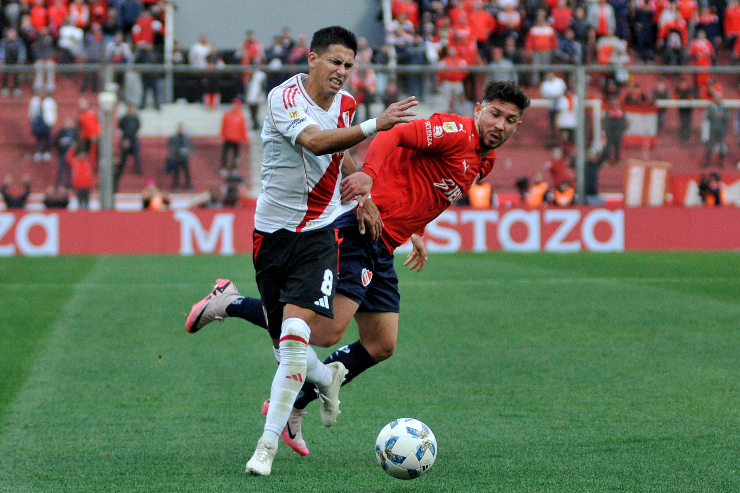 Maxi Meza sufre al chileno Felipe Loyla. El exIndependiente no pudo hacer la diferencia.