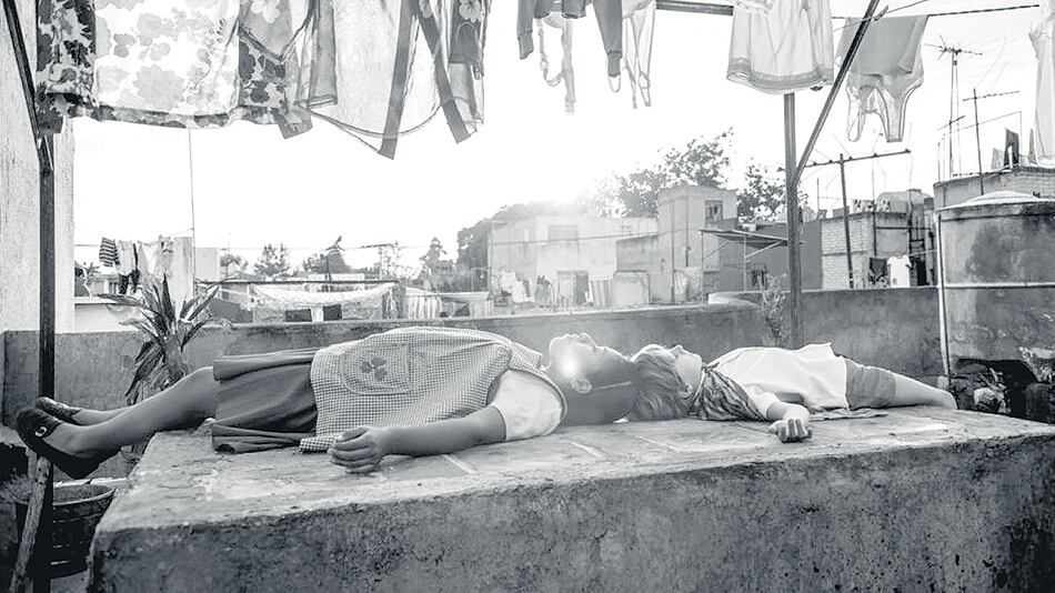 Filmada en el blanco y negro del recuerdo, Roma es un film concebido para ver en pantalla grande.