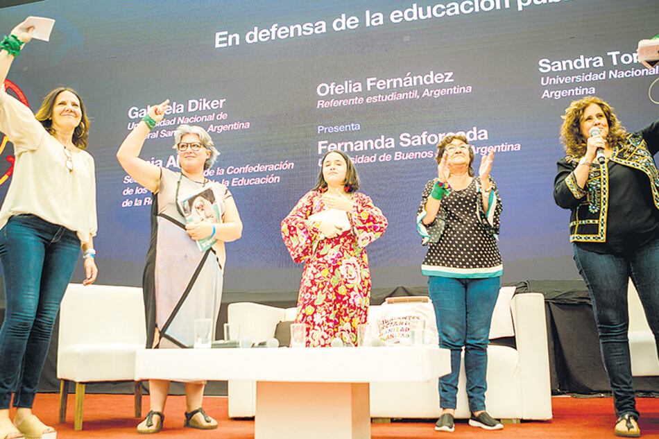 Gabriela Diker, Sandra Torlucci, Ofelia Fernández, Sonia Alesso y la moderadora del debate, Fernanda Saforcada.