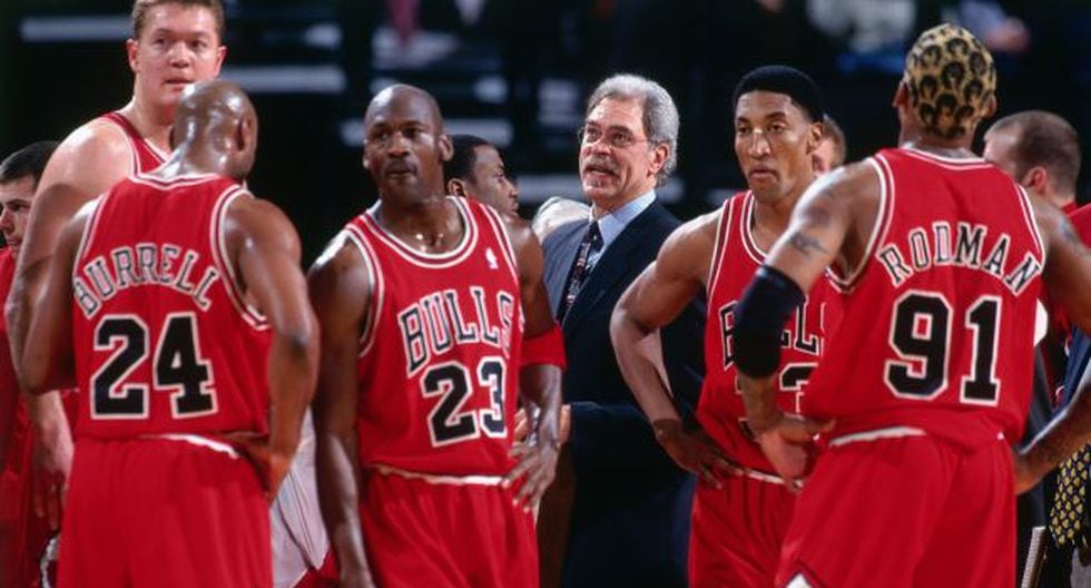 Longley, Burrell, Jordan, Phil Jackson, Pippen y Rodman, durante la última temporada de la dinastía.