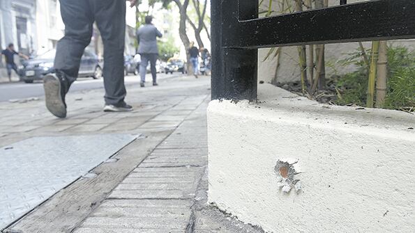 Los rastros de balas fueron descubiertos a metros de la puerta del ministerio.