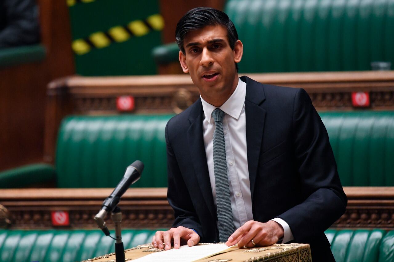 Rishi Sunak, multimillonario y ministro de Finanzas que se golpe se puso keynesiano.