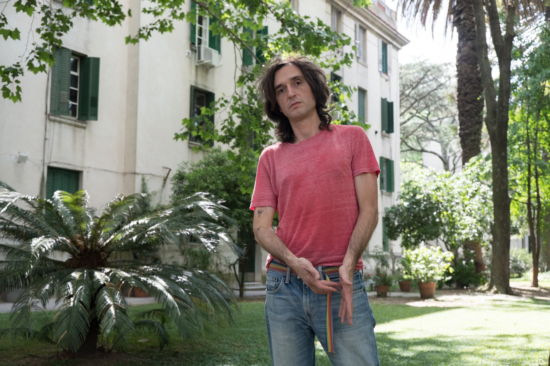 En "Permanece invisible", Luciano Gagliesi hace que los géneros conviven con una base en los sonidos de los '80.