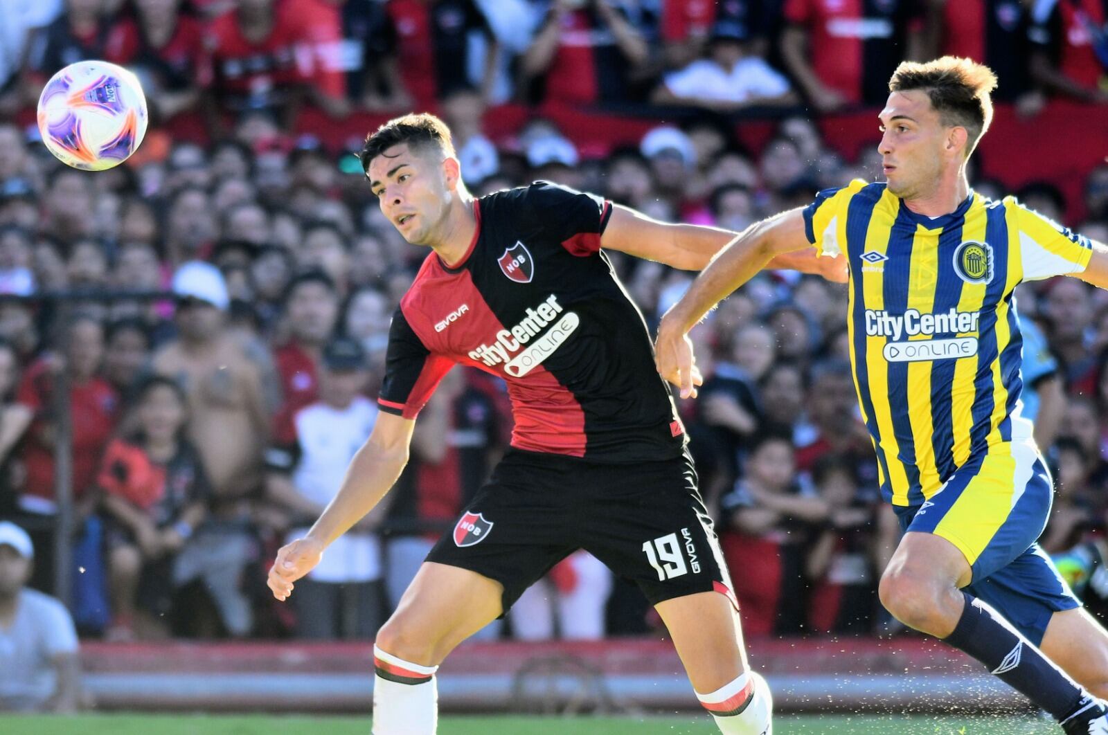 Duelo de centrales entre Facundo Mansilla y Juan Cruz Komar