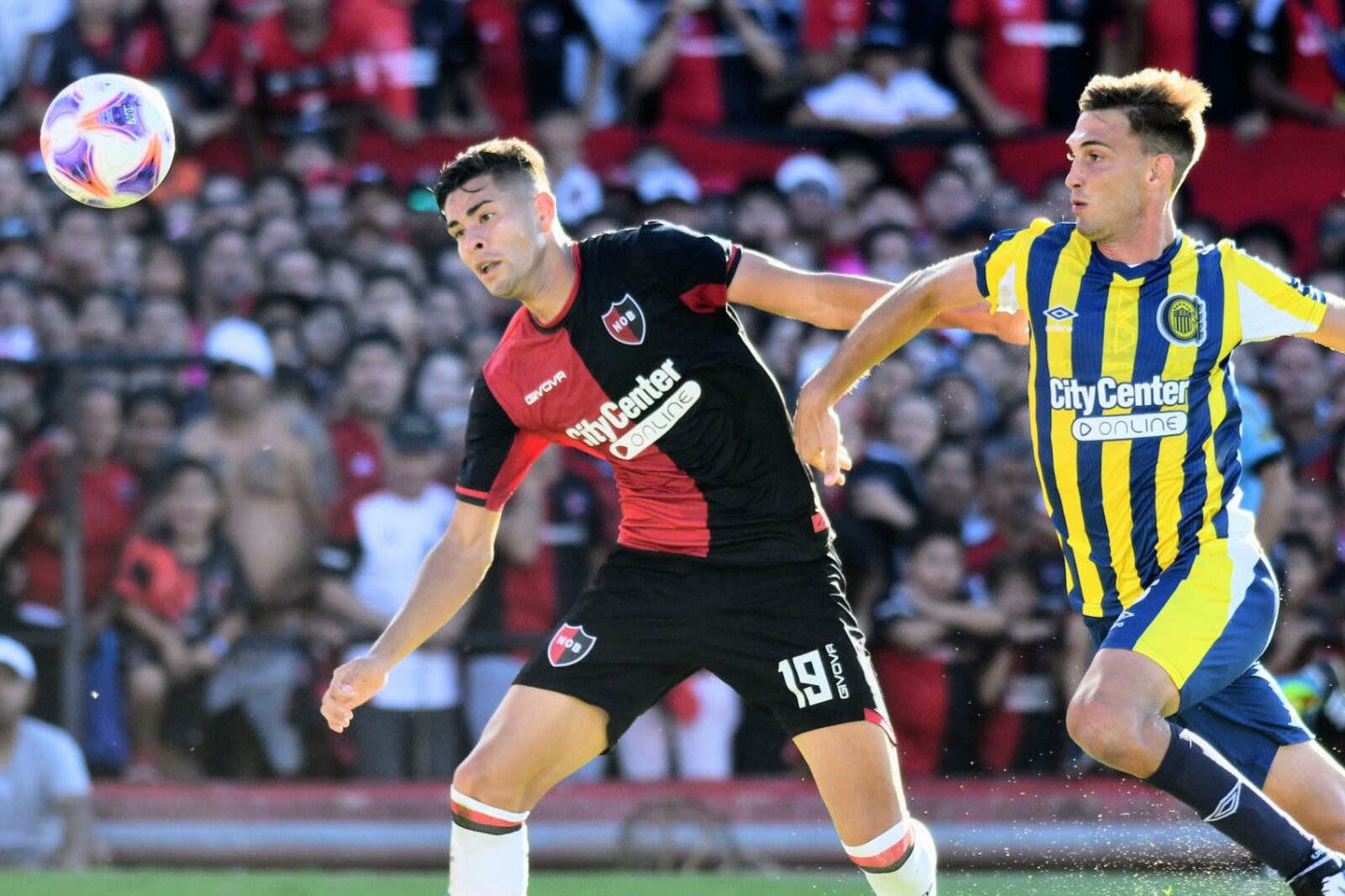 Duelo de centrales entre Facundo Mansilla y Juan Cruz Komar