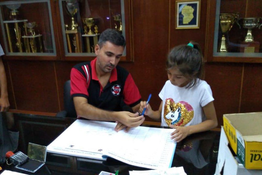 Martina a la hora de firmar su ficha con Tiro Federal de Morteros.