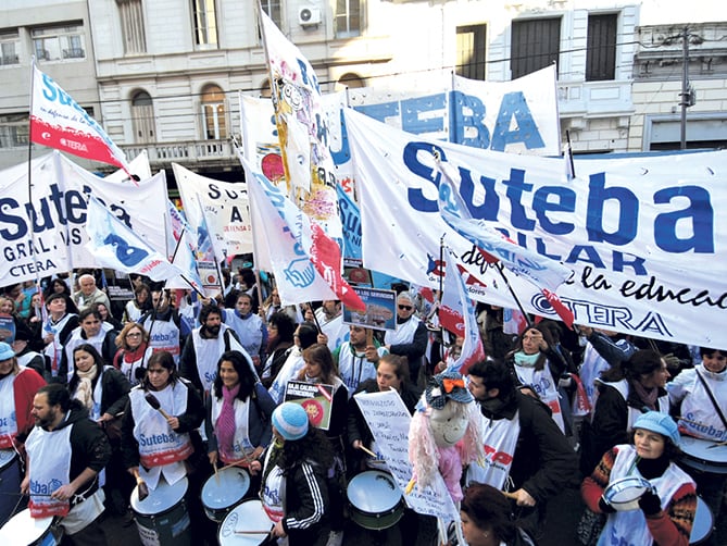 Los maestros también reclaman que se abra la paritaria nacional.