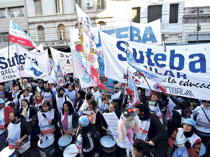 Los maestros también reclaman que se abra la paritaria nacional.