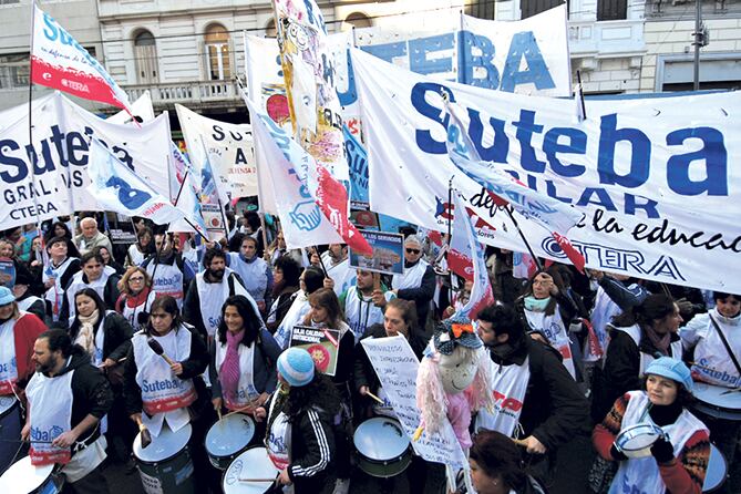 Los maestros también reclaman que se abra la paritaria nacional.