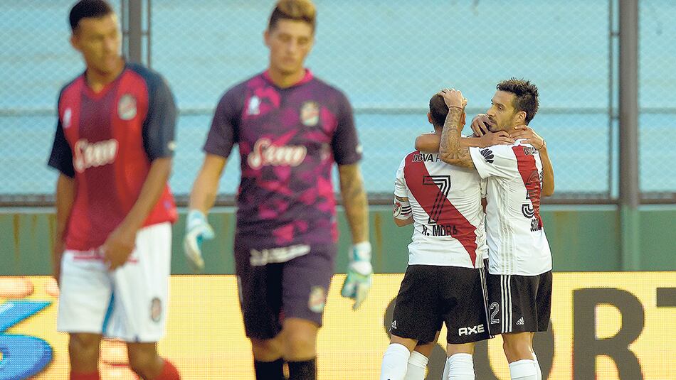 Mora, Scocco y Palacios, en una postal de la alegría por el gol. Los jugadores de Arsenal, la cara de la decepción.