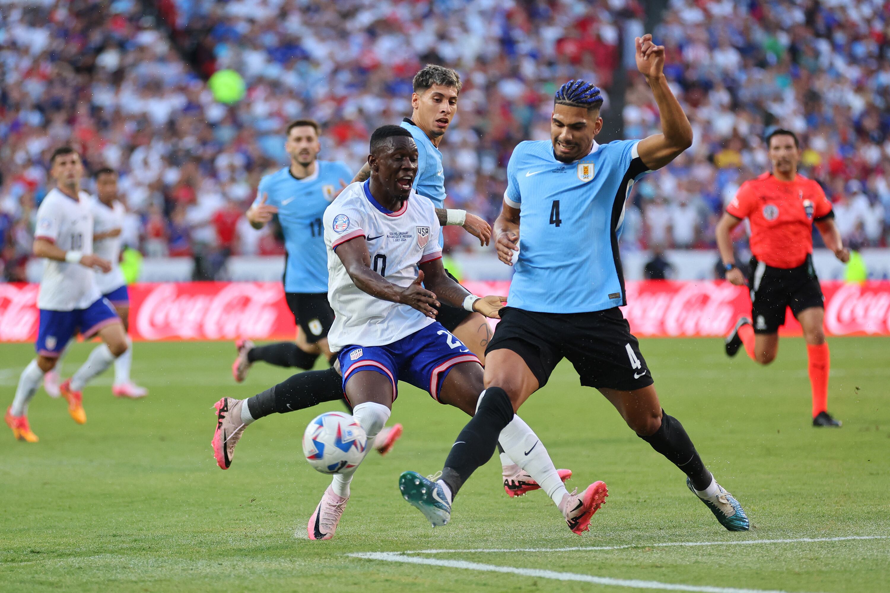 Ronald Araújo va con todo ante Balogun; ganó Uruguay