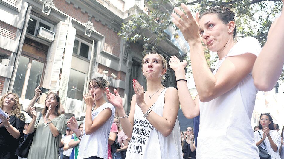 Los bailarines repartieron volantes con una consigna muy clara: “No al vaciamiento cultural”.