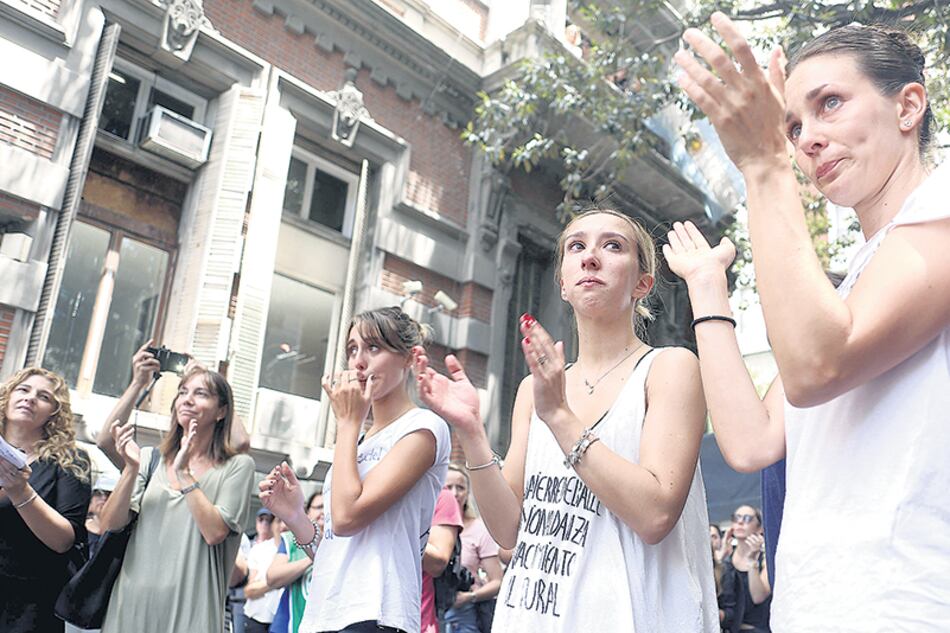 Los bailarines repartieron volantes con una consigna muy clara: “No al vaciamiento cultural”.