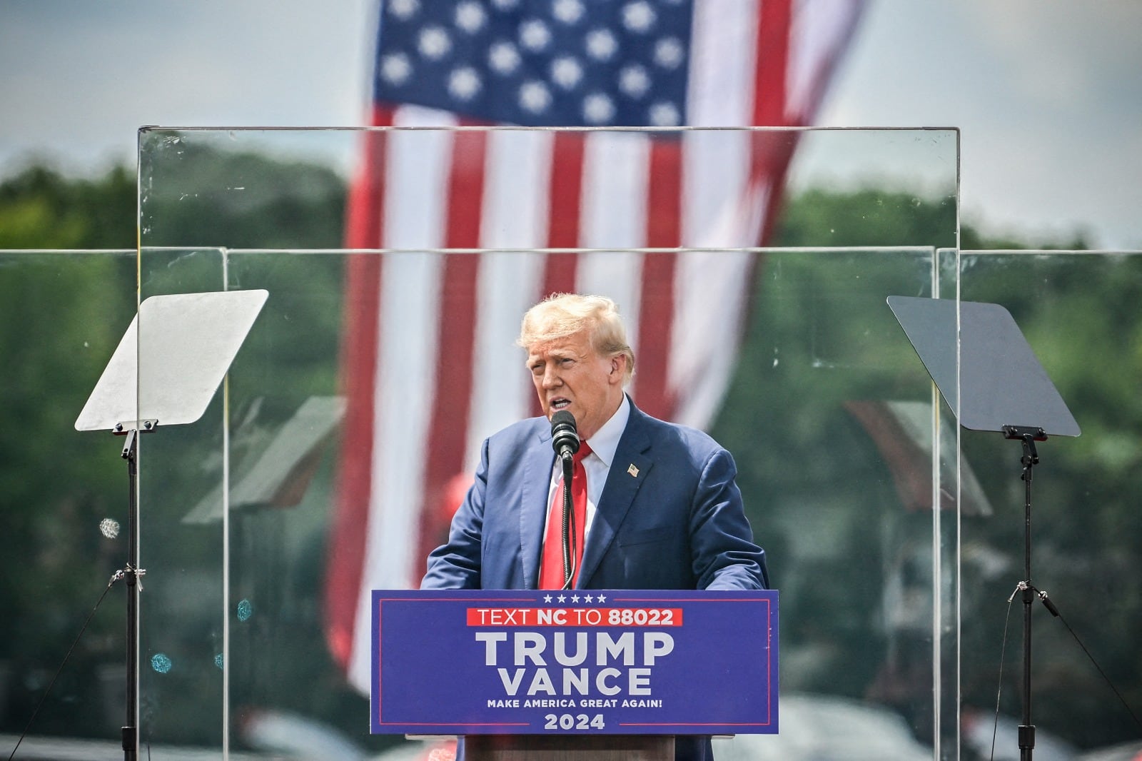 Trump volvió a los actos al aire libre protegido por un vidrio antibalas