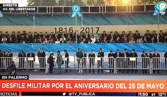 El cartel en el palco oficial, con el año equivocado para la Revolución de Mayo.